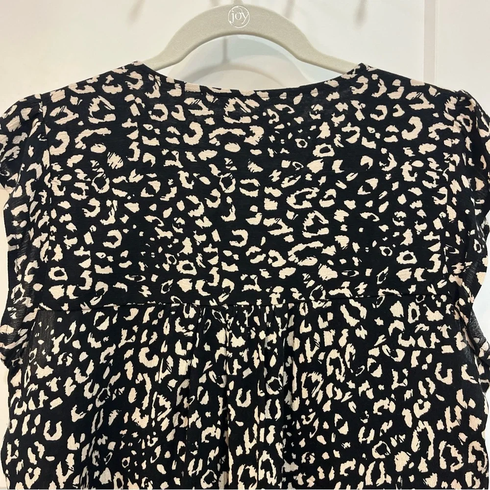 Savanna Jane Animal Print Boho Embroidered Top Blouse Size Medium Flutter Sleeve